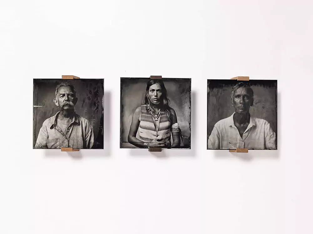 Gravity frames for collodion portraits